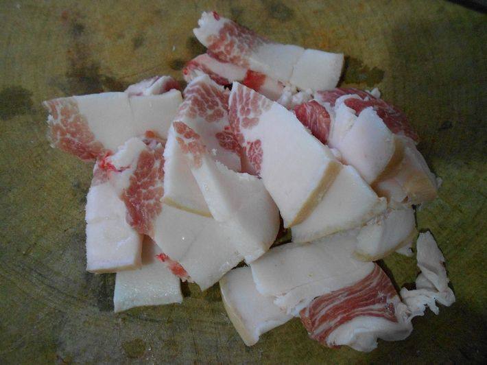 土豆炖肉片白菜步骤1