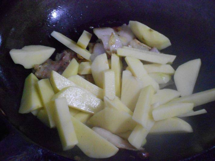 土豆炖肉片白菜步骤3