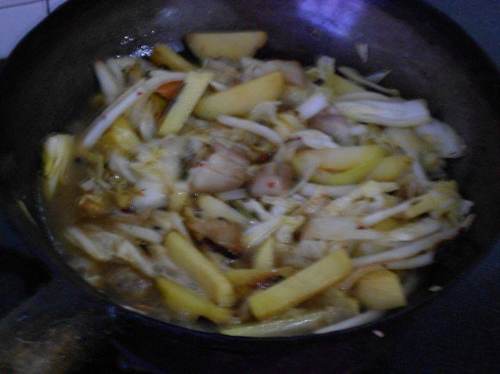 土豆炖肉片白菜步骤5