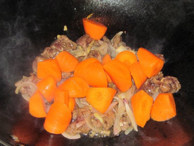 胡萝卜炖牛肉步骤5