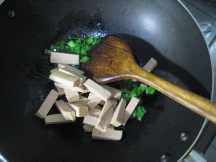 午餐肉焖土豆步骤6