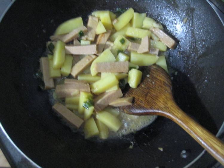午餐肉焖土豆步骤9