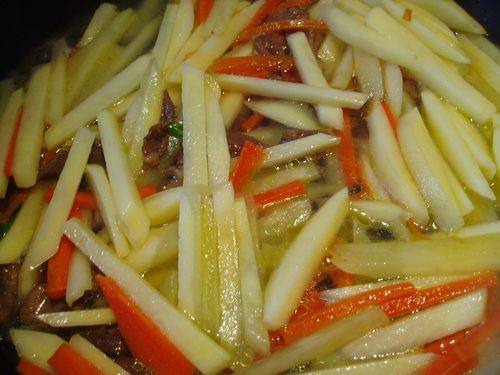 红萝卜炒土豆步骤7