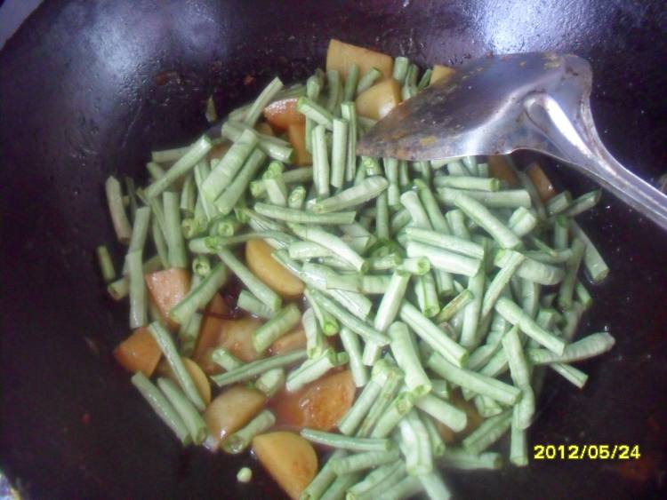 土豆焖豆角步骤9