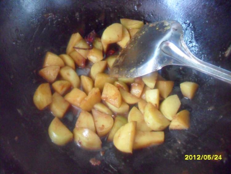 土豆焖豆角步骤8