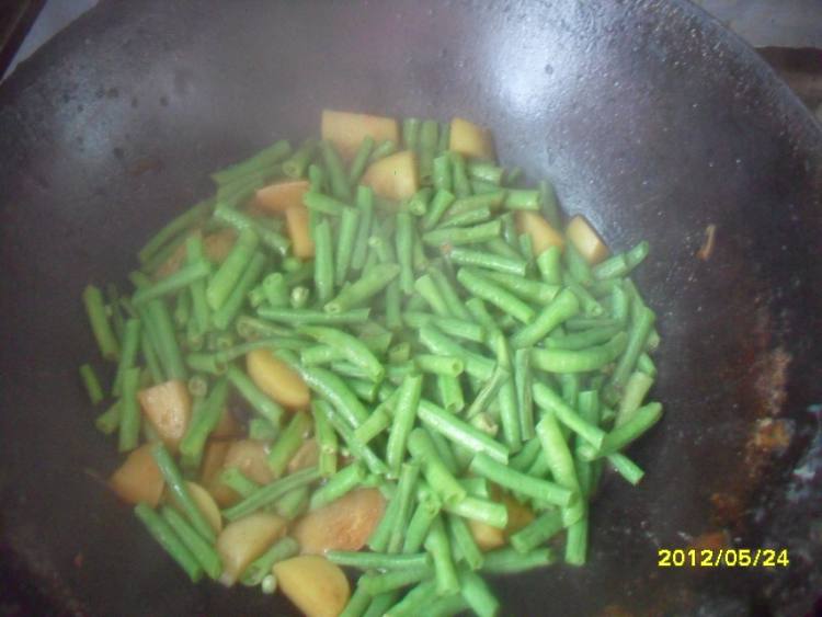 土豆焖豆角步骤11