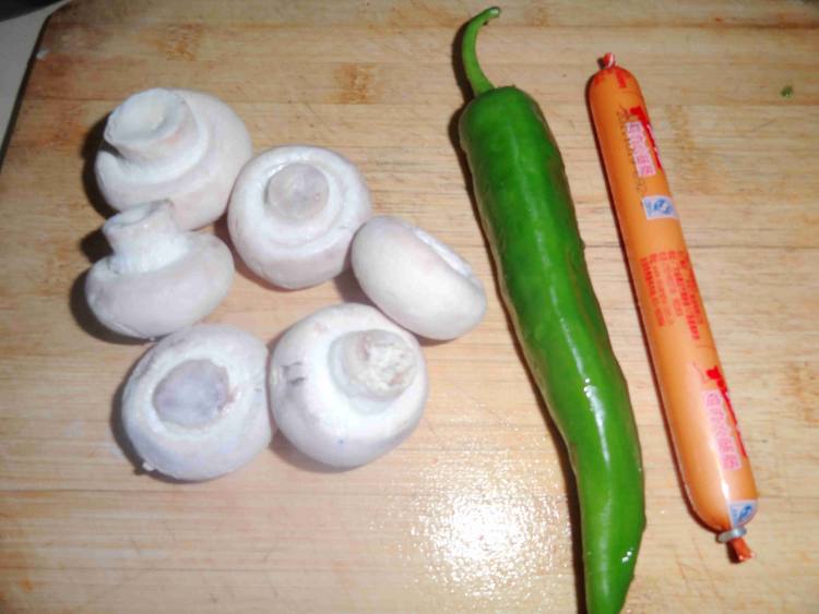 香肠口蘑菠菜面步骤1