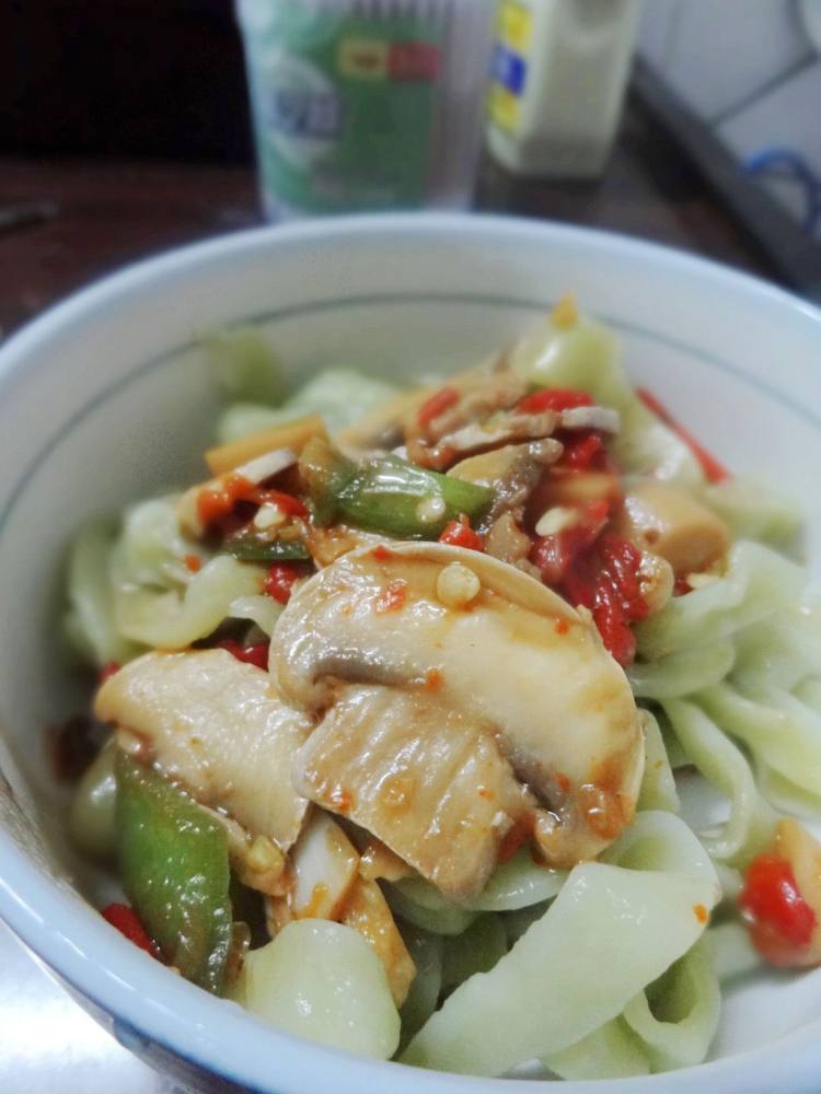 香肠口蘑菠菜面步骤8