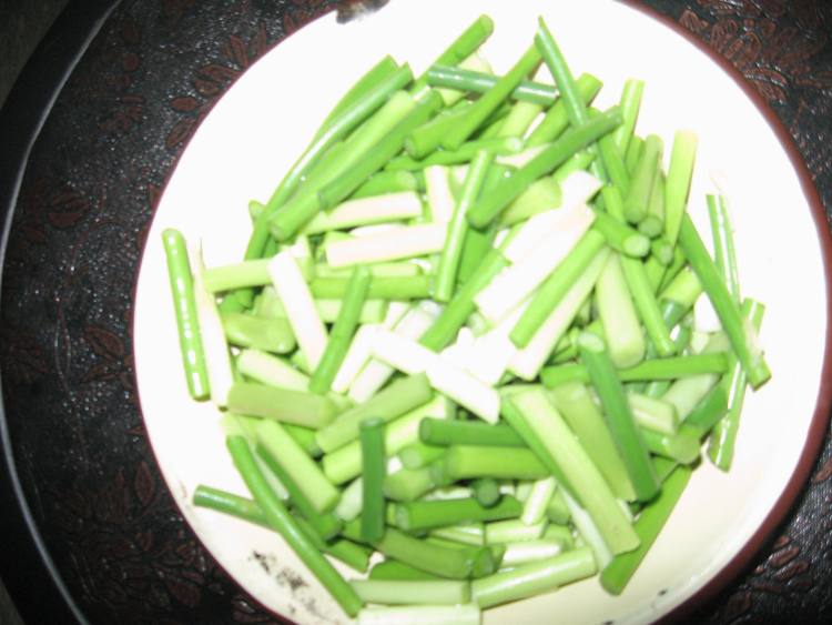 土豆条烧蒜苔步骤3