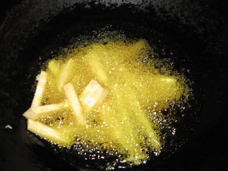 土豆条烧蒜苔步骤2