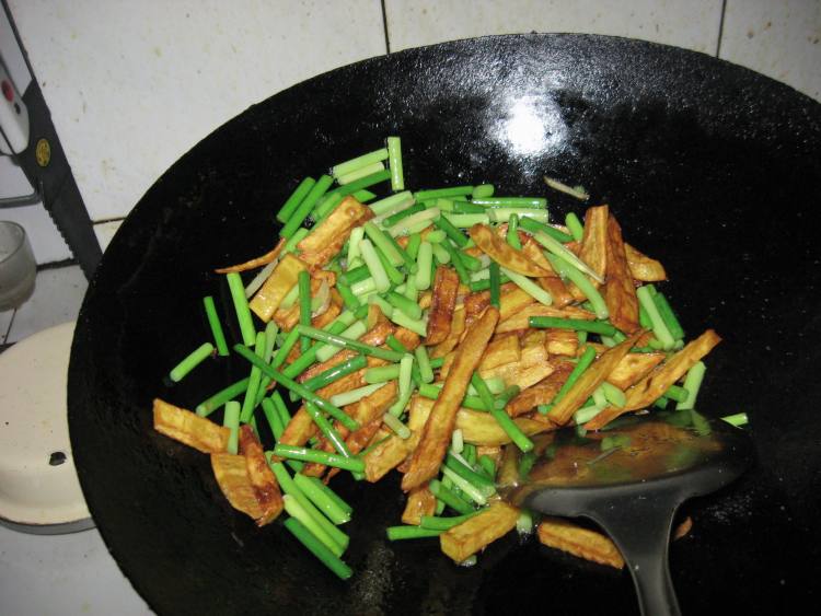 土豆条烧蒜苔步骤7