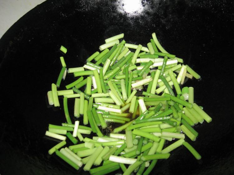 土豆条烧蒜苔步骤5