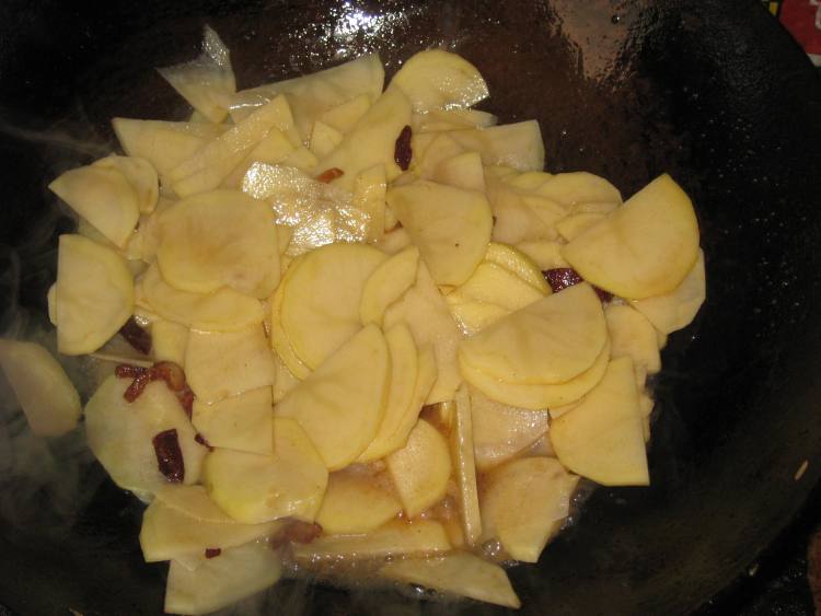 土豆炒蒜苗步骤5