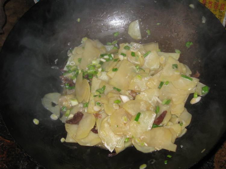 土豆炒蒜苗步骤7