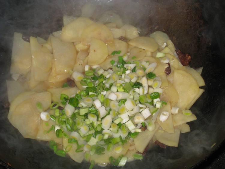 土豆炒蒜苗步骤6