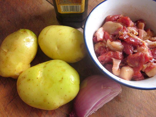 五花肉溜炒土豆丝步骤1
