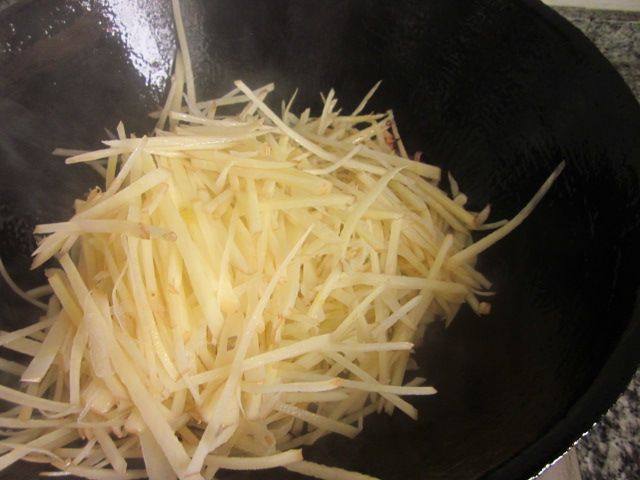 五花肉溜炒土豆丝步骤4