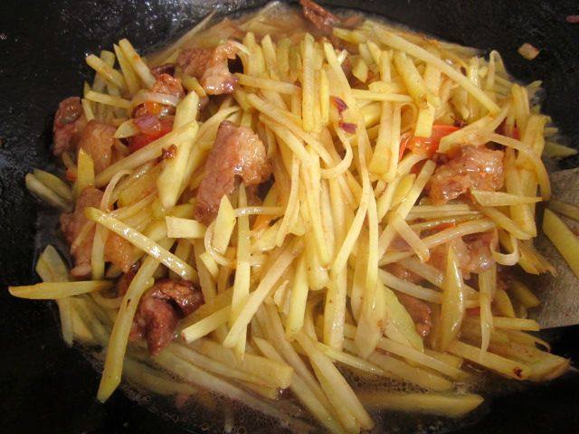 五花肉溜炒土豆丝步骤5
