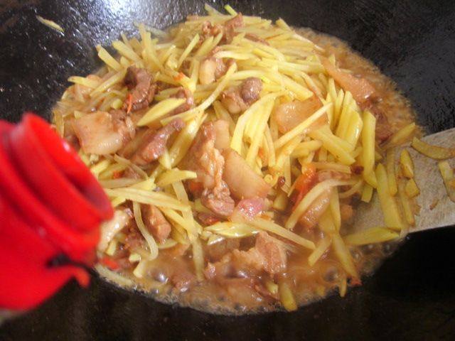五花肉溜炒土豆丝步骤6