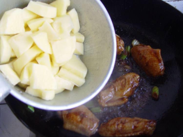 土豆烧鸡翅步骤9