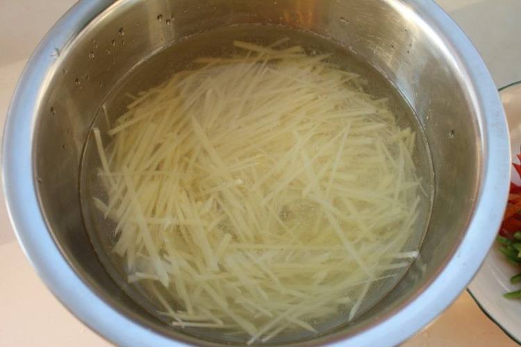 尖椒炒土豆丝步骤1
