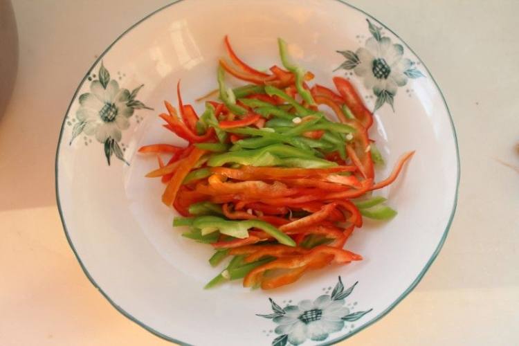 尖椒炒土豆丝步骤2