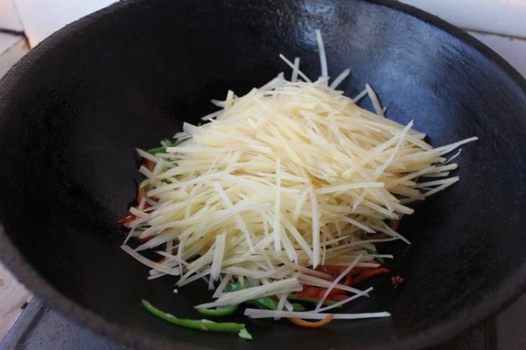 尖椒炒土豆丝步骤7