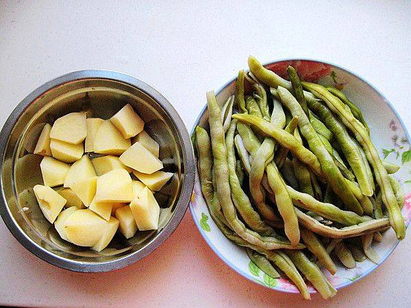 豆角土豆炖骨头步骤2