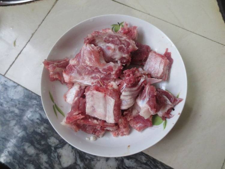 红烧骨头土豆步骤1