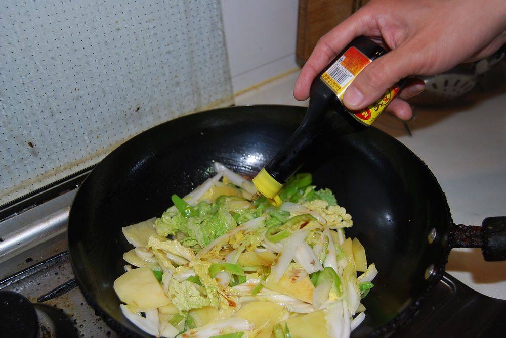 娃娃菜炒土豆步骤8