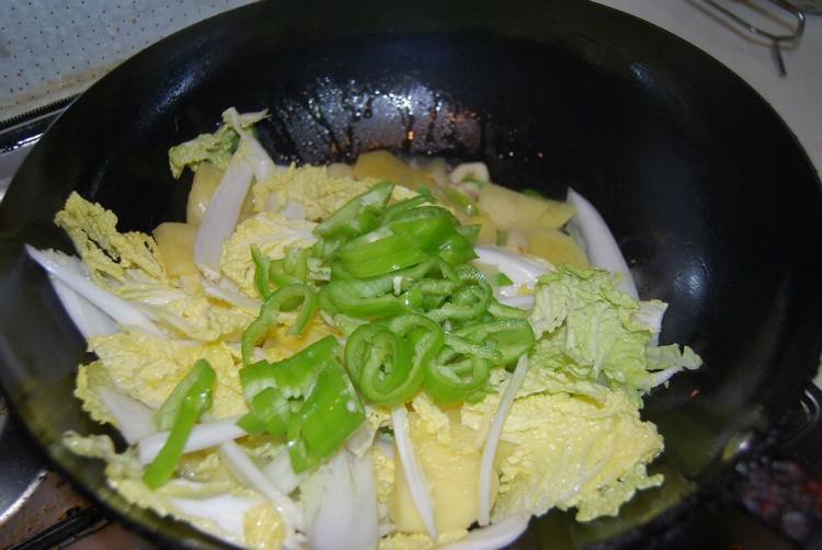 娃娃菜炒土豆步骤7