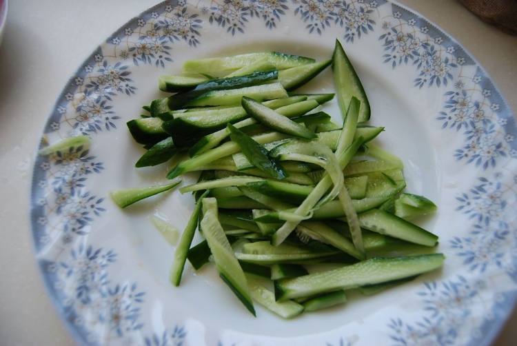 黄瓜土豆丝步骤2