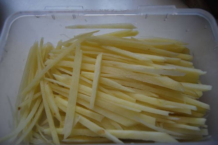 黄瓜土豆丝步骤1