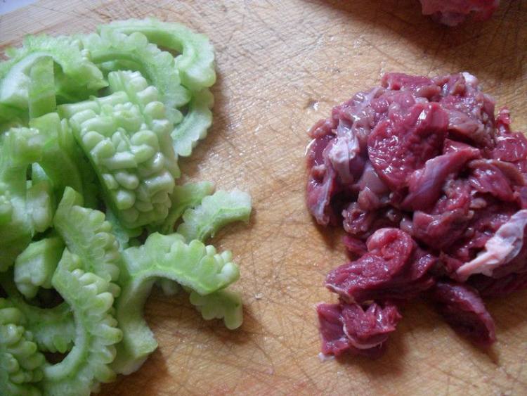 苦瓜炒牛肉——妈妈菜步骤1