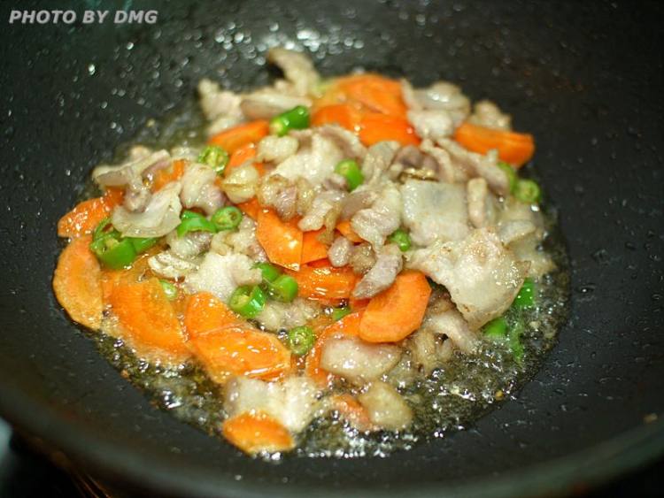 木耳炒肉片步骤3