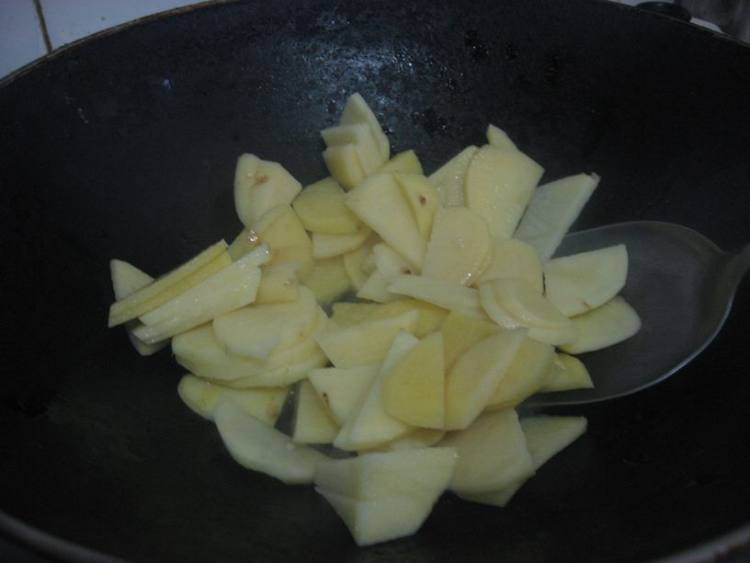 虾米土豆步骤3