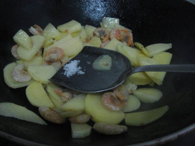 虾米土豆步骤5