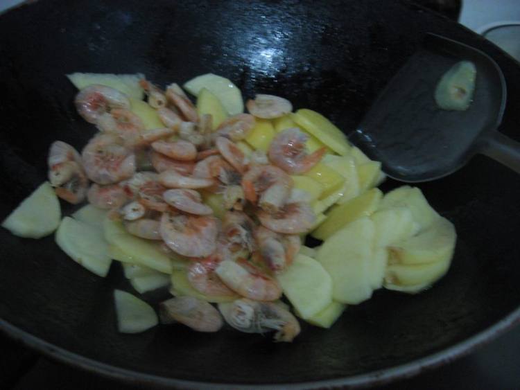 虾米土豆步骤4