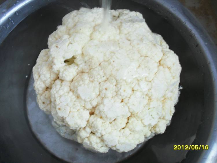 青椒炒菜花步骤1