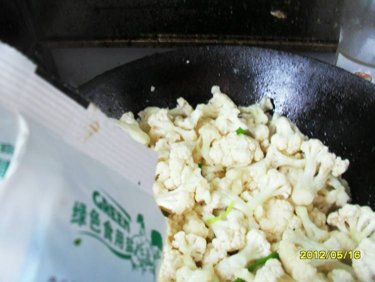 青椒炒菜花步骤8