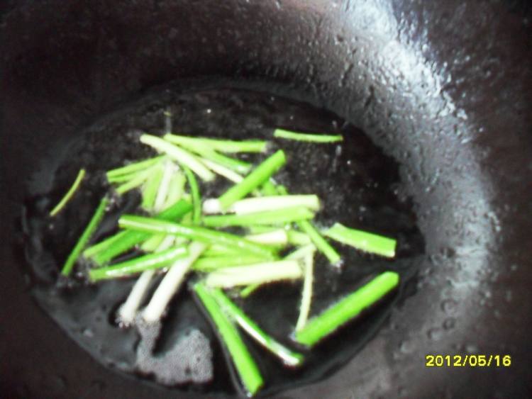青椒炒菜花步骤6