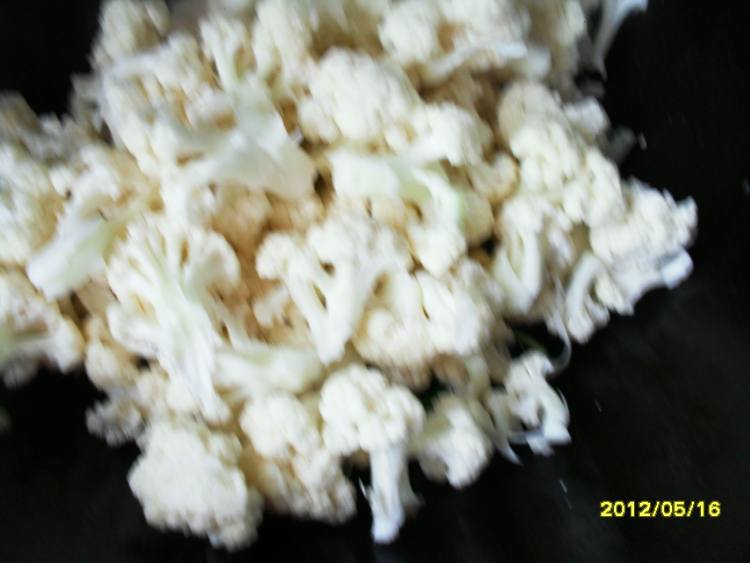青椒炒菜花步骤7