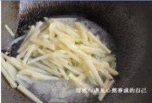 姜公鱼仔土豆条步骤2