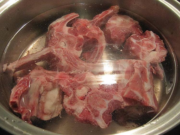 迷迭香杂菜羊骨汤步骤1