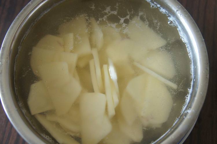 白菜炒土豆片步骤4