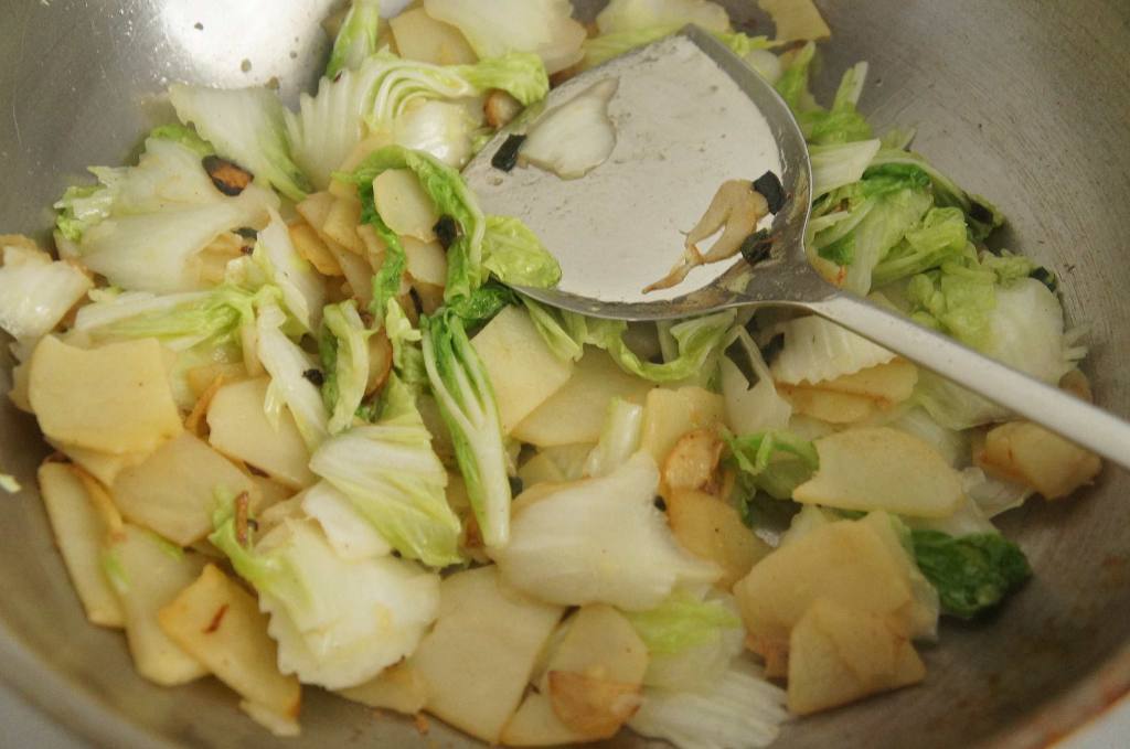 白菜炒土豆片步骤8