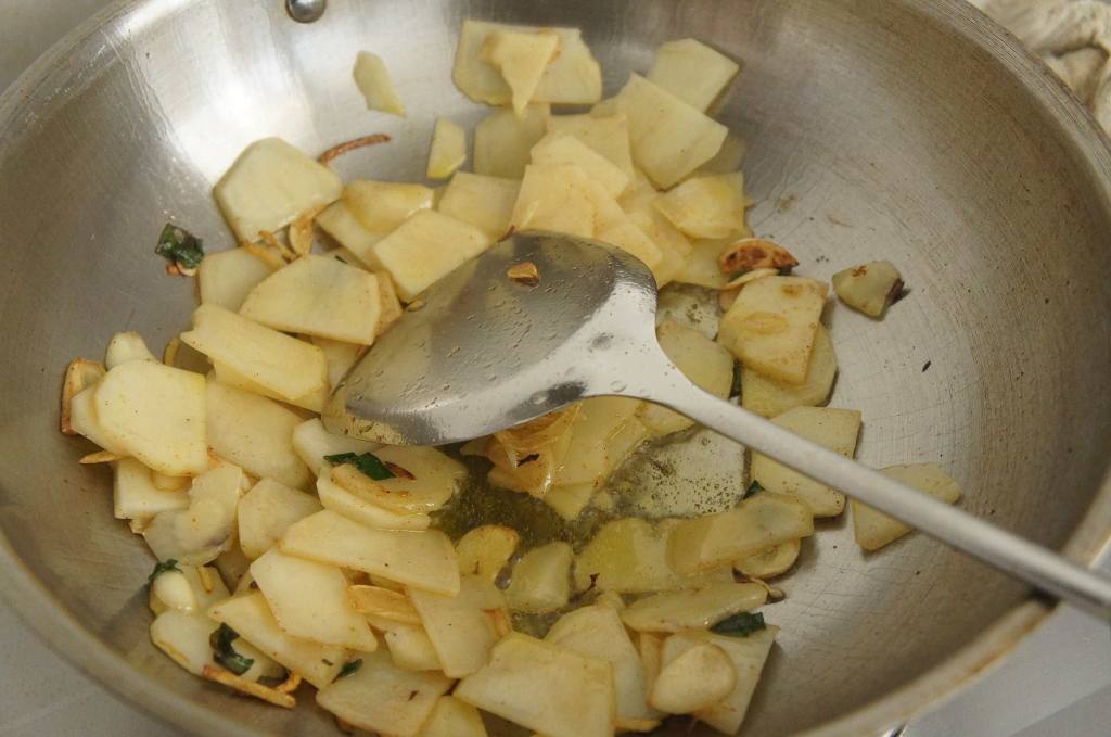白菜炒土豆片步骤7