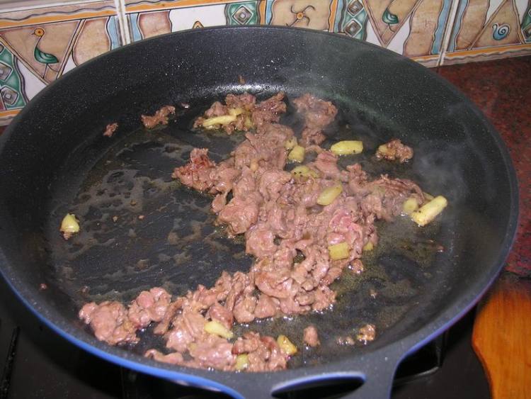 奇异果炒牛肉步骤5
