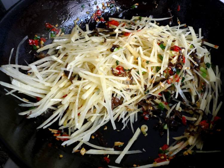 鱼香土豆丝步骤9