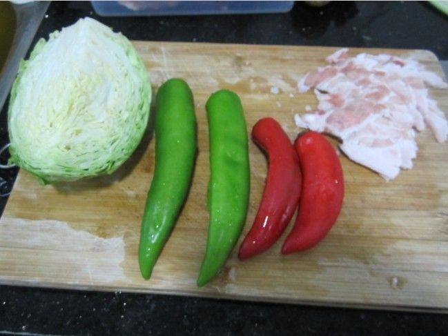 辣椒炒包菜步骤1
